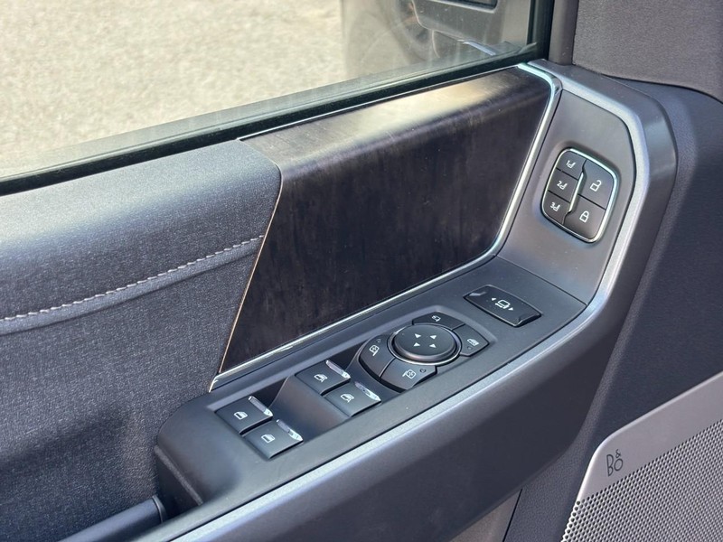 Ford Super Duty F-250 SRW Vehicle Full-screen Gallery Image 18