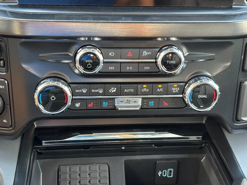Ford Super Duty F-250 SRW Vehicle Full-screen Gallery Image 25