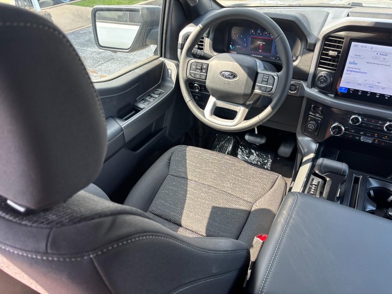 Ford F-150 Vehicle Full-screen Gallery Image 13