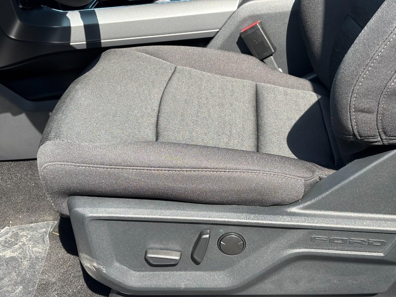 Ford F-150 Vehicle Full-screen Gallery Image 16