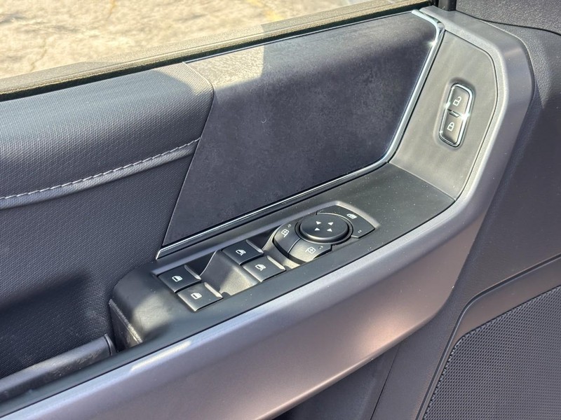 Ford F-150 Vehicle Full-screen Gallery Image 17