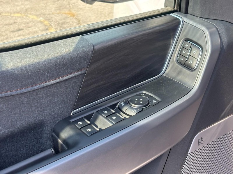 Ford F-150 Vehicle Full-screen Gallery Image 18