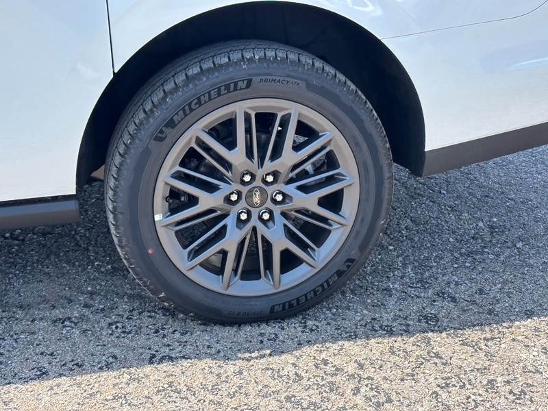Ford Expedition Max Vehicle Full-screen Gallery Image 12