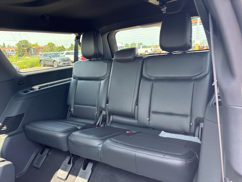 Ford Expedition Max Vehicle Full-screen Gallery Image 13