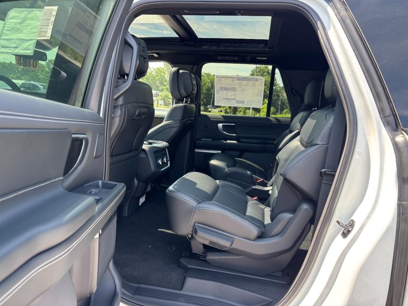 Ford Expedition Max Vehicle Full-screen Gallery Image 14