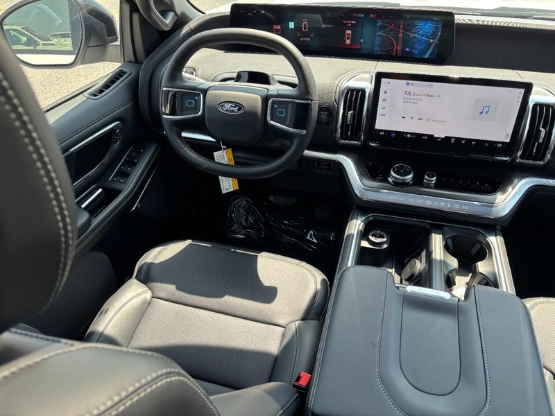Ford Expedition Max Vehicle Full-screen Gallery Image 15
