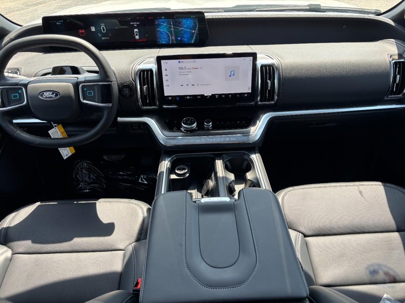 Ford Expedition Max Vehicle Full-screen Gallery Image 16
