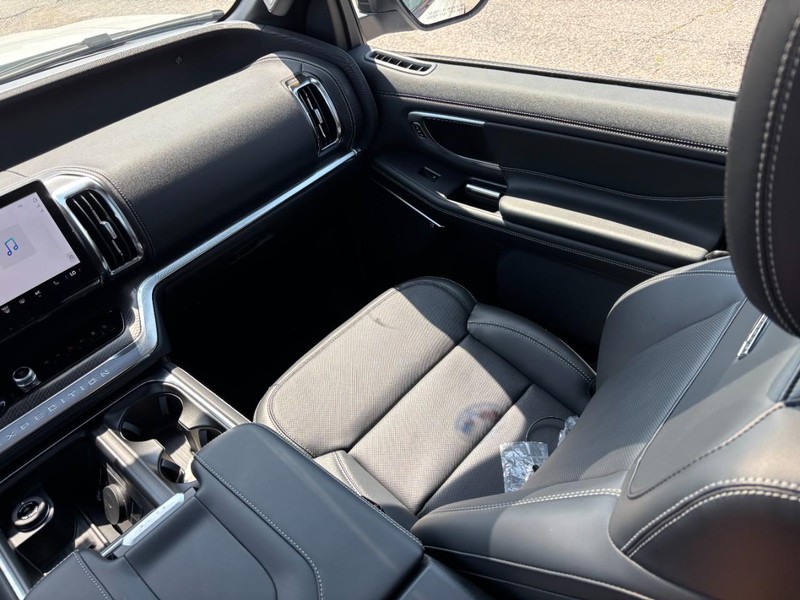 Ford Expedition Max Vehicle Full-screen Gallery Image 17