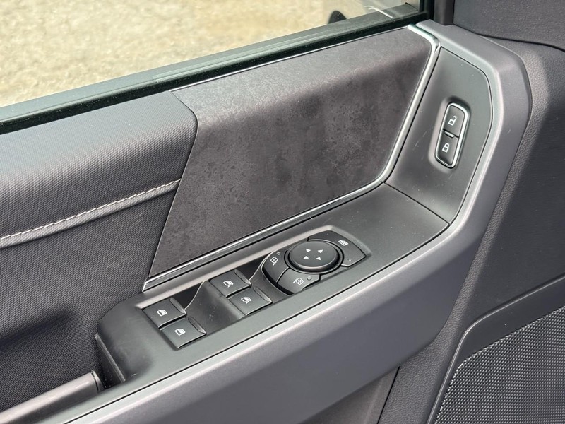 Ford F-150 Vehicle Full-screen Gallery Image 18