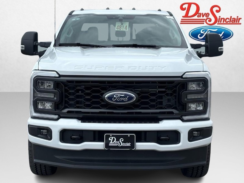 Ford Super Duty F-250 SRW Vehicle Full-screen Gallery Image 02