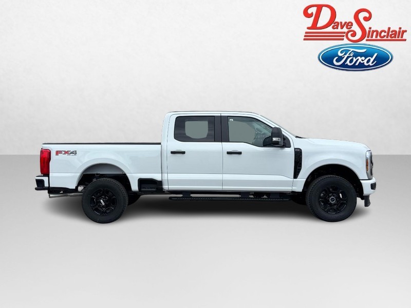 Ford Super Duty F-250 SRW Vehicle Full-screen Gallery Image 05