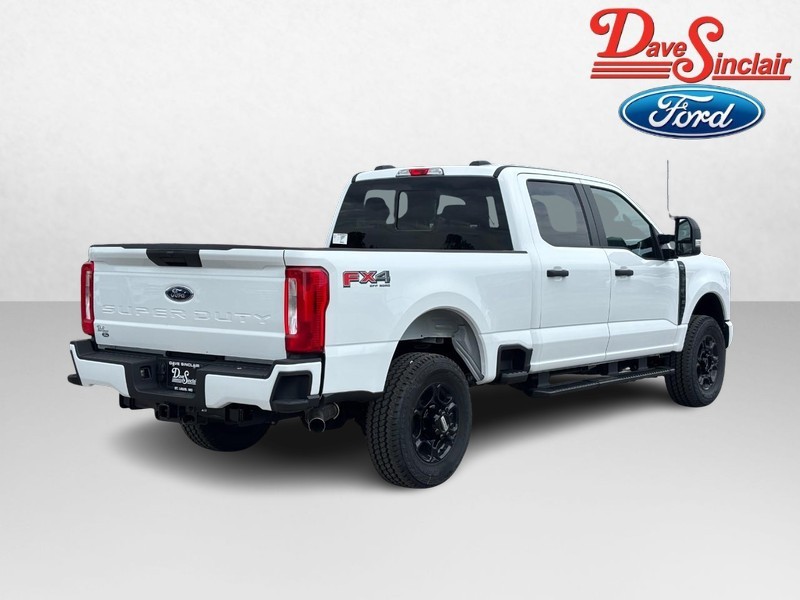 Ford Super Duty F-250 SRW Vehicle Full-screen Gallery Image 07