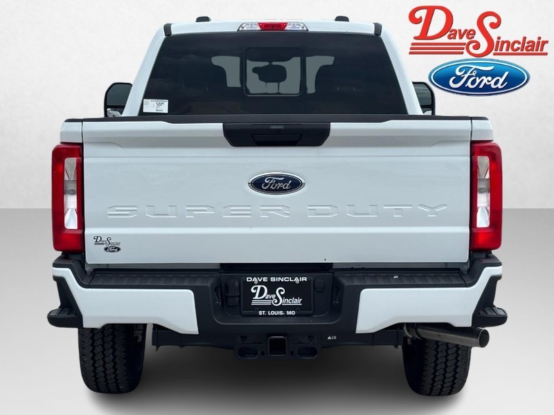 Ford Super Duty F-250 SRW Vehicle Full-screen Gallery Image 08