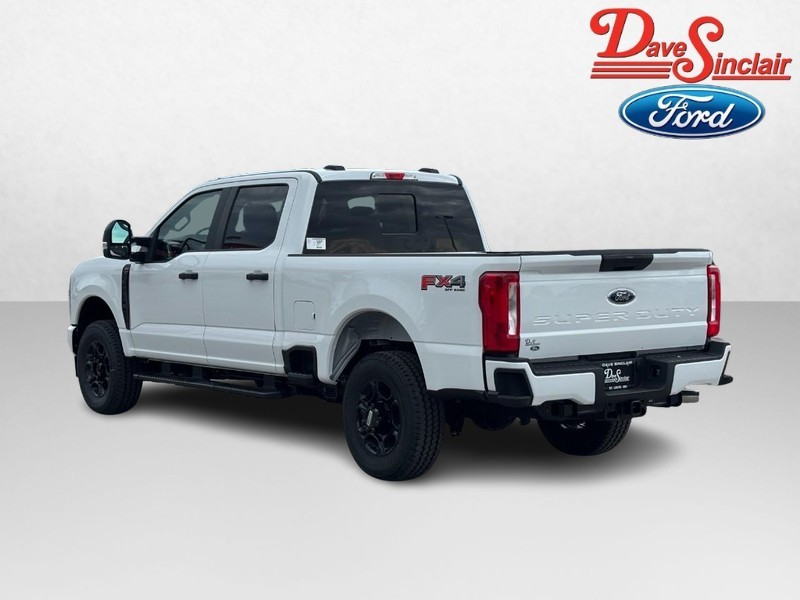 Ford Super Duty F-250 SRW Vehicle Full-screen Gallery Image 09