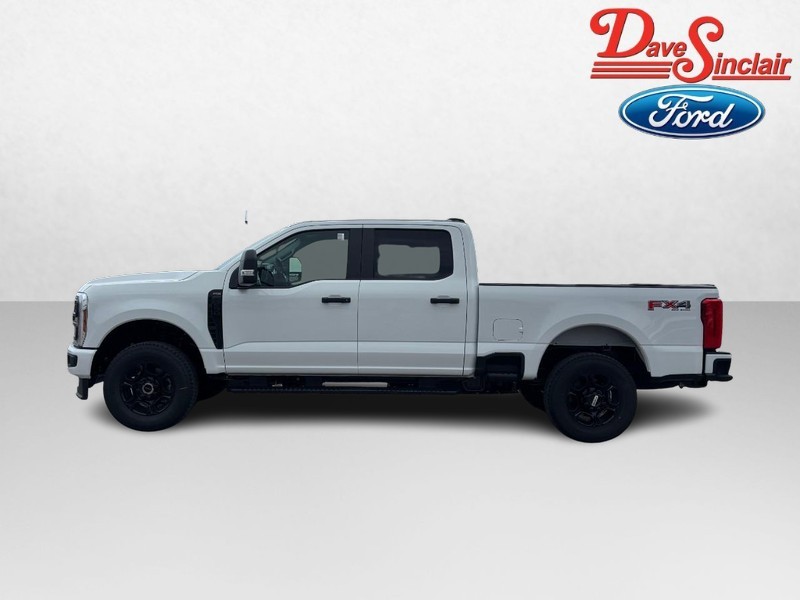 Ford Super Duty F-250 SRW Vehicle Full-screen Gallery Image 10