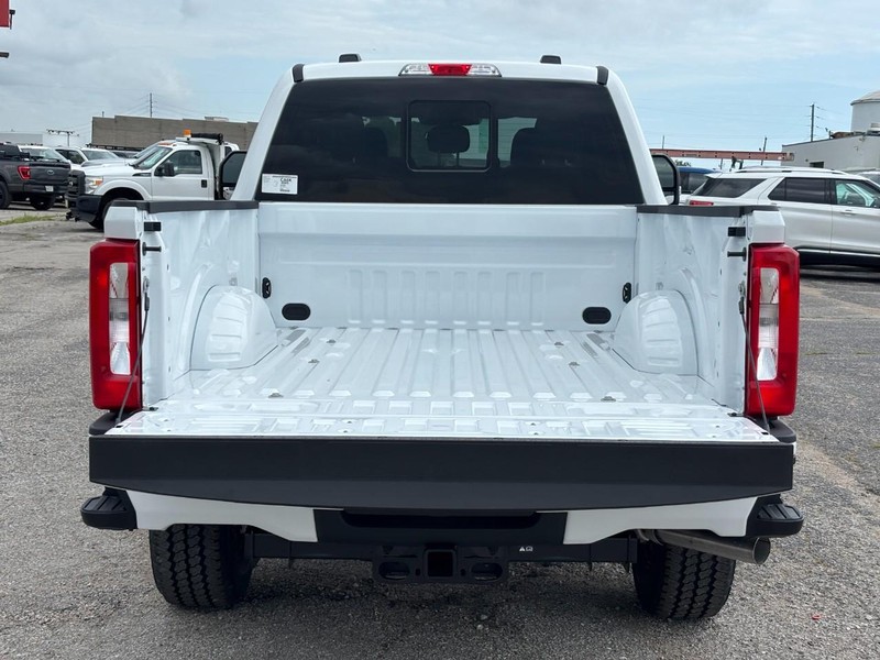 Ford Super Duty F-250 SRW Vehicle Full-screen Gallery Image 11