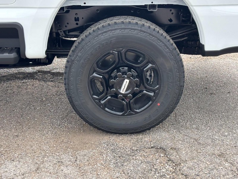 Ford Super Duty F-250 SRW Vehicle Full-screen Gallery Image 12