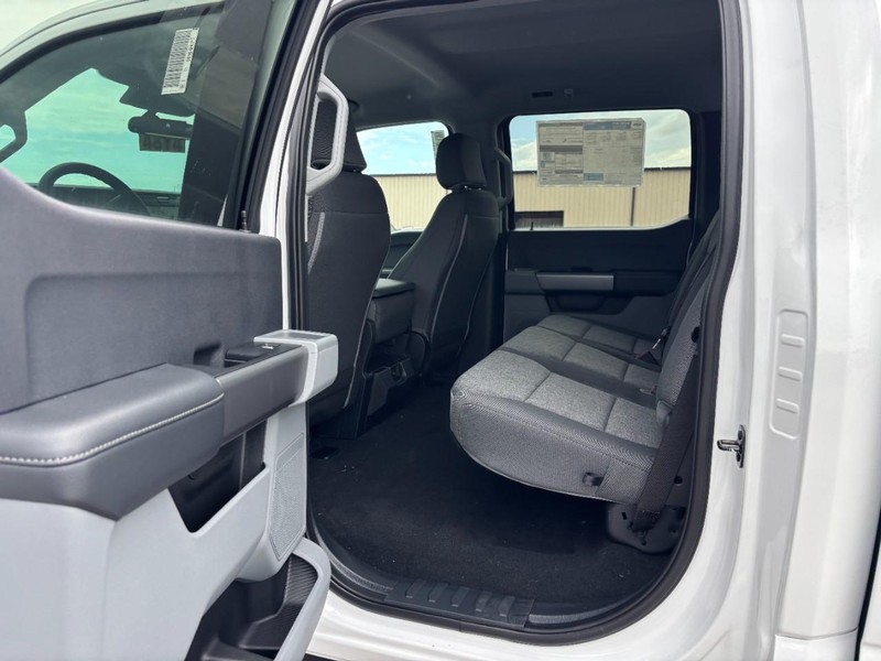 Ford Super Duty F-250 SRW Vehicle Full-screen Gallery Image 13
