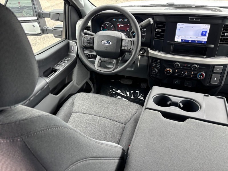 Ford Super Duty F-250 SRW Vehicle Full-screen Gallery Image 14