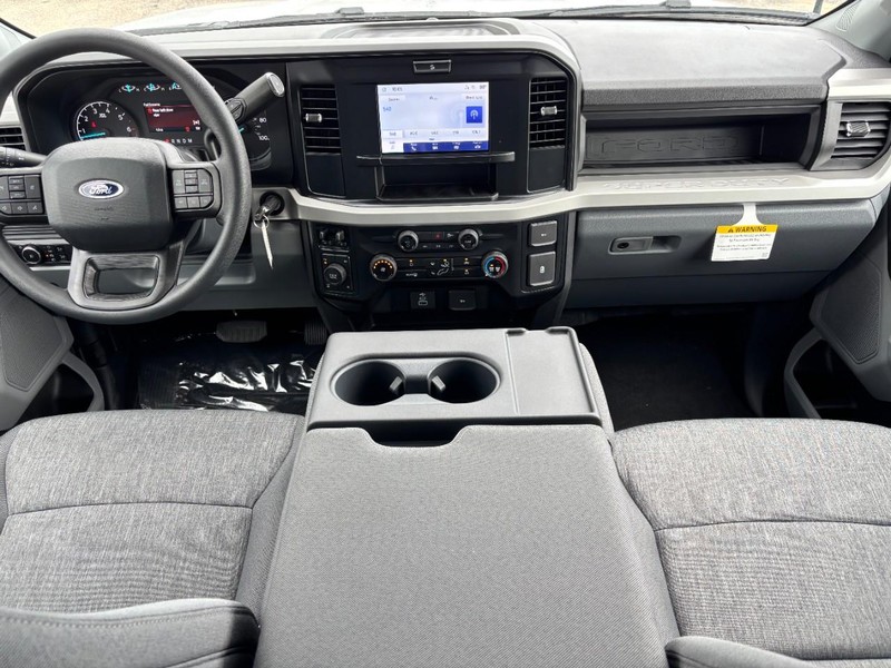 Ford Super Duty F-250 SRW Vehicle Full-screen Gallery Image 15