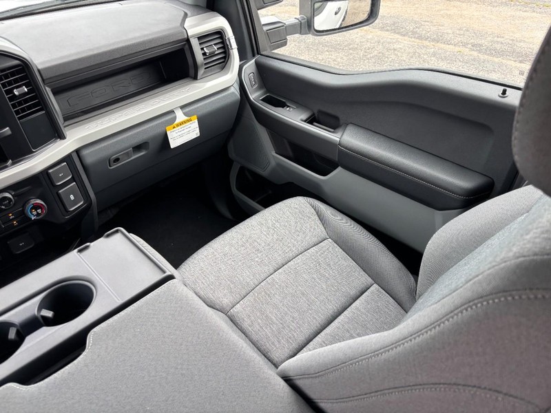 Ford Super Duty F-250 SRW Vehicle Full-screen Gallery Image 16
