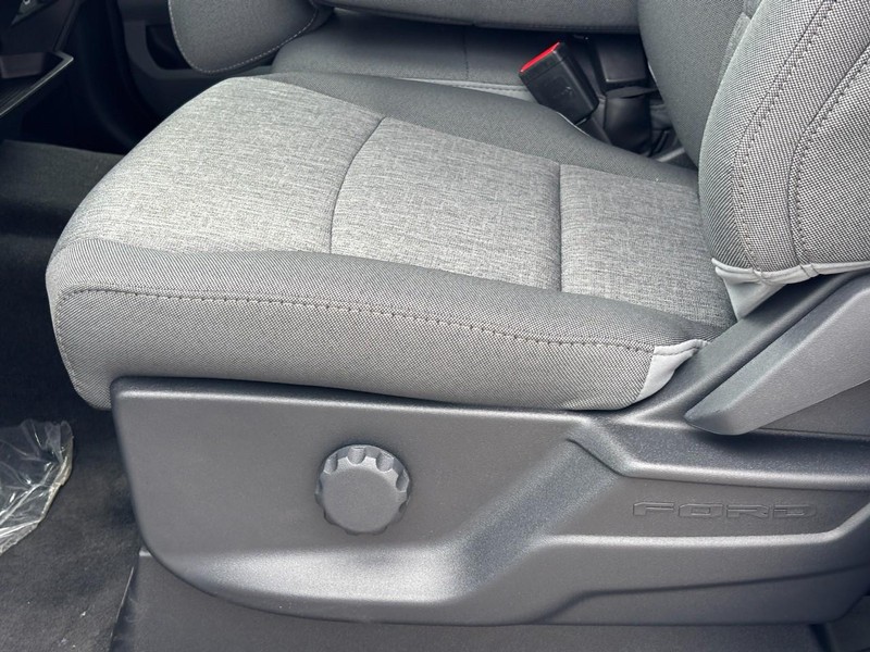 Ford Super Duty F-250 SRW Vehicle Full-screen Gallery Image 17