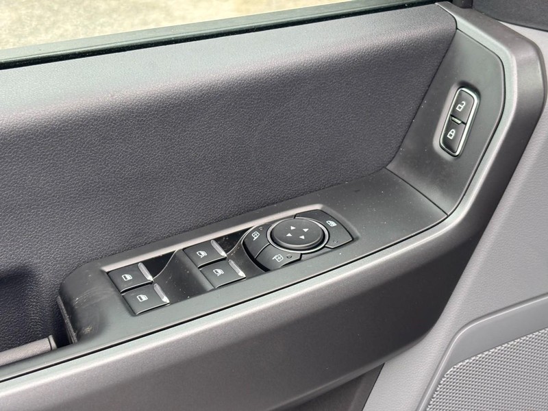 Ford Super Duty F-250 SRW Vehicle Full-screen Gallery Image 18