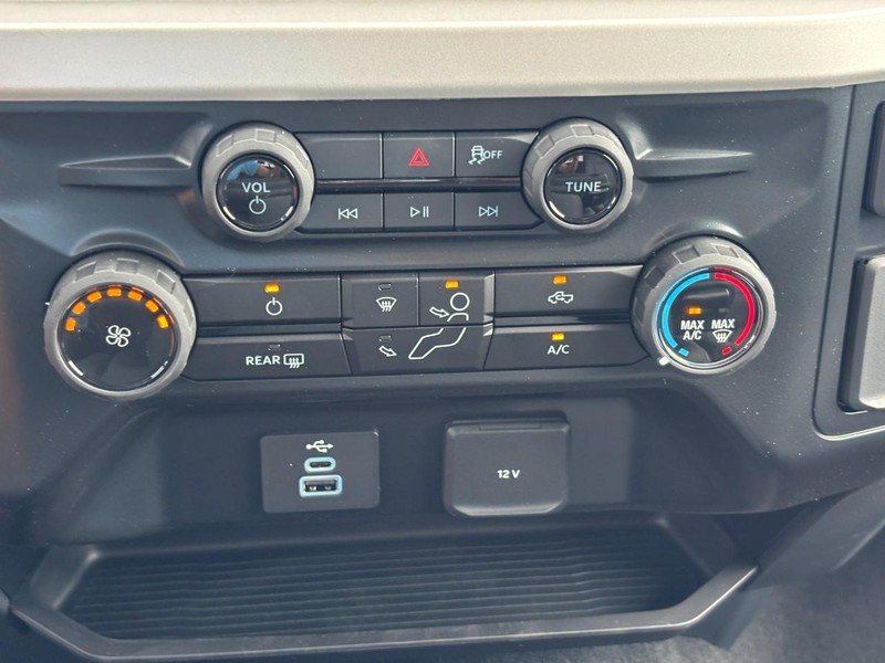 Ford Super Duty F-250 SRW Vehicle Full-screen Gallery Image 24