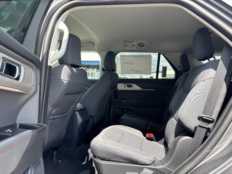 Ford Explorer Vehicle Full-screen Gallery Image 14