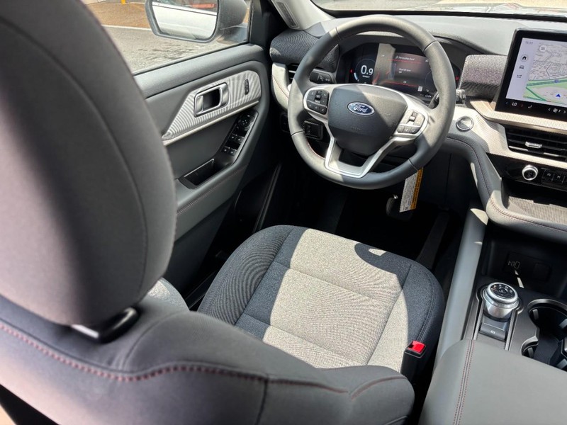 Ford Explorer Vehicle Full-screen Gallery Image 15