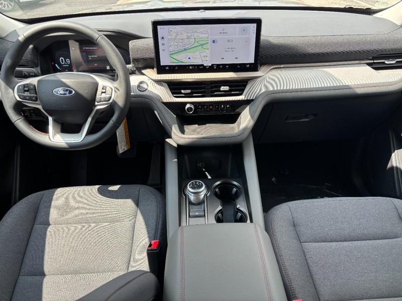Ford Explorer Vehicle Full-screen Gallery Image 16