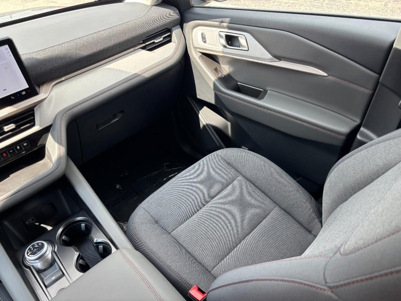 Ford Explorer Vehicle Full-screen Gallery Image 17