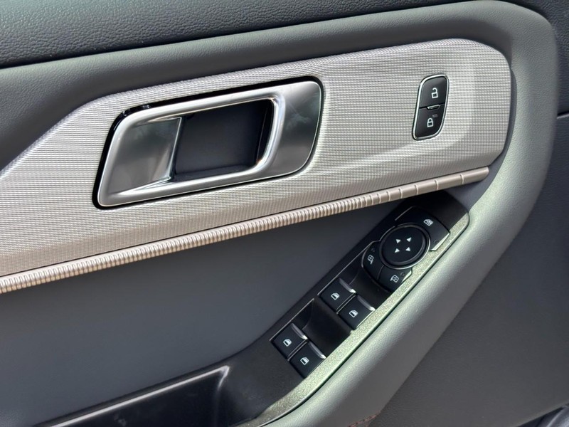 Ford Explorer Vehicle Full-screen Gallery Image 19