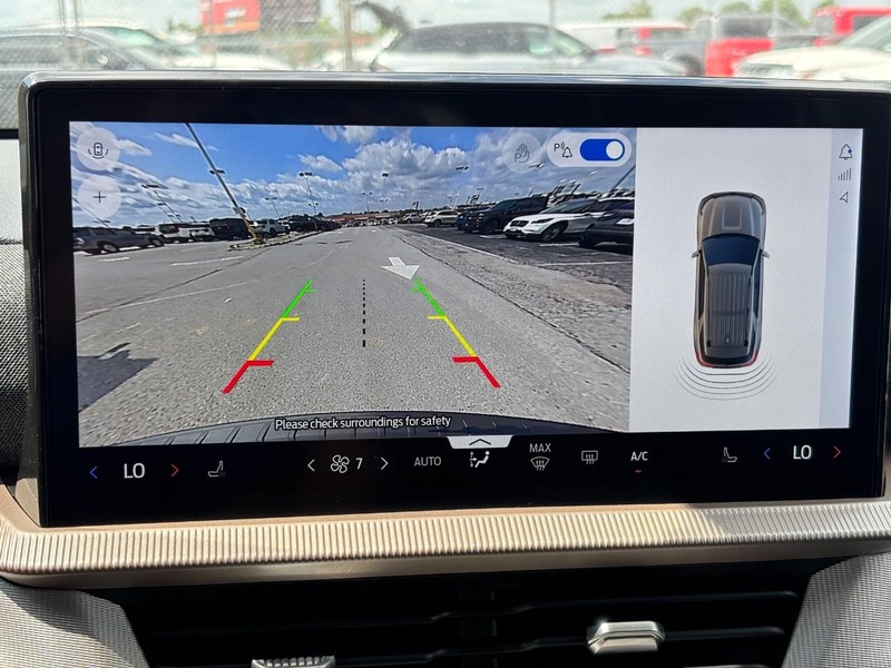 Ford Explorer Vehicle Full-screen Gallery Image 24