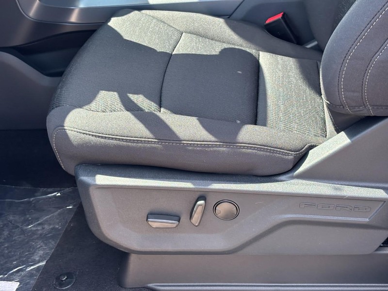 Ford F-150 Vehicle Full-screen Gallery Image 17