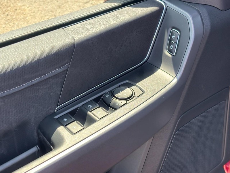 Ford F-150 Vehicle Full-screen Gallery Image 18