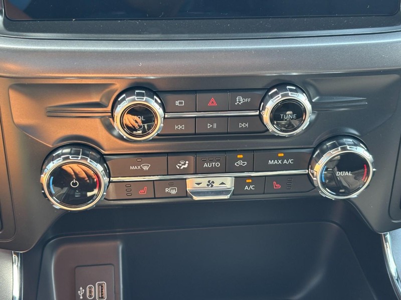 Ford F-150 Vehicle Full-screen Gallery Image 25