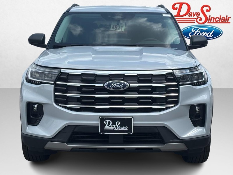 Ford Explorer Vehicle Full-screen Gallery Image 02