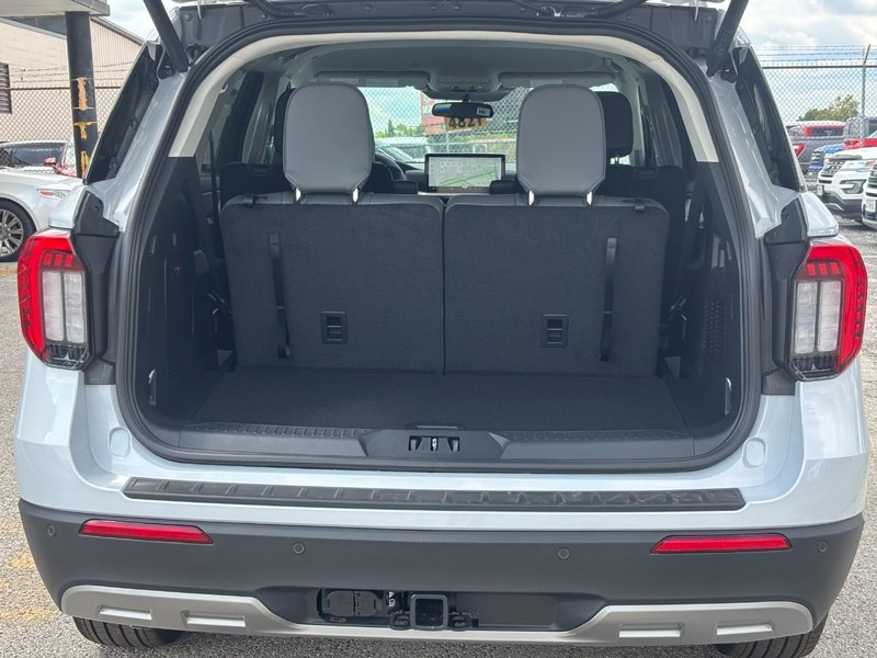 Ford Explorer Vehicle Full-screen Gallery Image 11