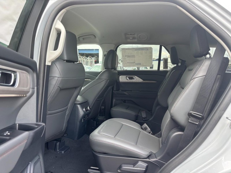Ford Explorer Vehicle Full-screen Gallery Image 14