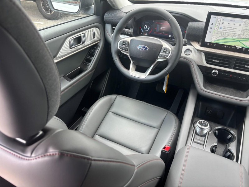 Ford Explorer Vehicle Full-screen Gallery Image 15
