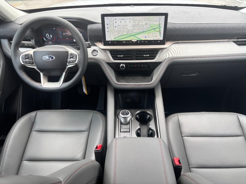 Ford Explorer Vehicle Full-screen Gallery Image 16