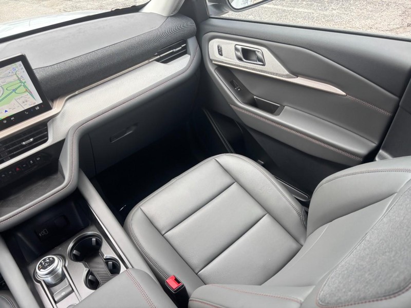 Ford Explorer Vehicle Full-screen Gallery Image 17
