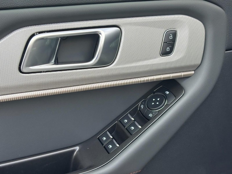 Ford Explorer Vehicle Full-screen Gallery Image 19