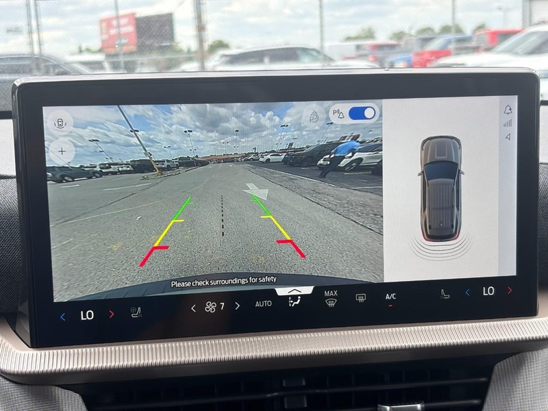 Ford Explorer Vehicle Full-screen Gallery Image 24