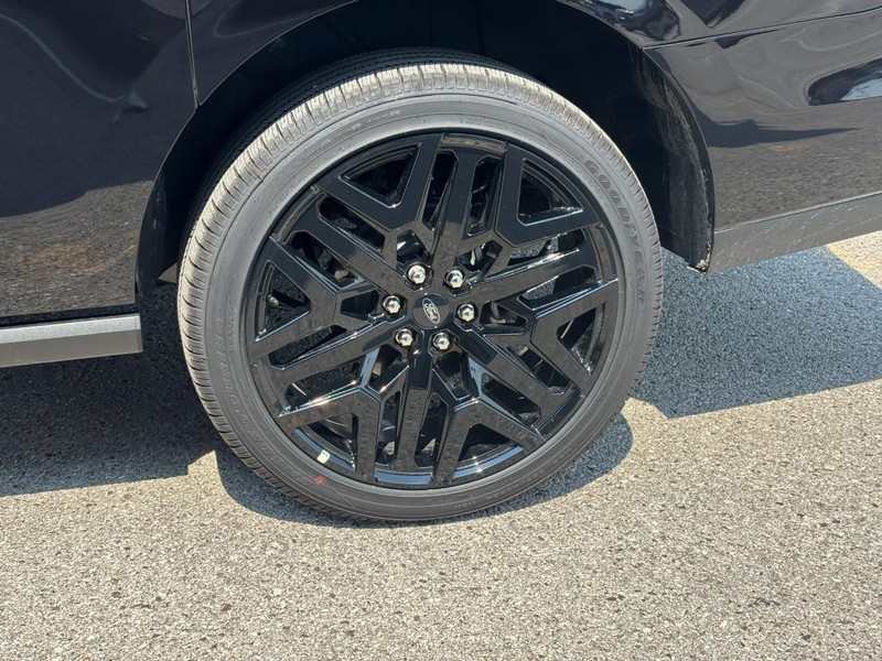 Ford Expedition Max Vehicle Full-screen Gallery Image 12