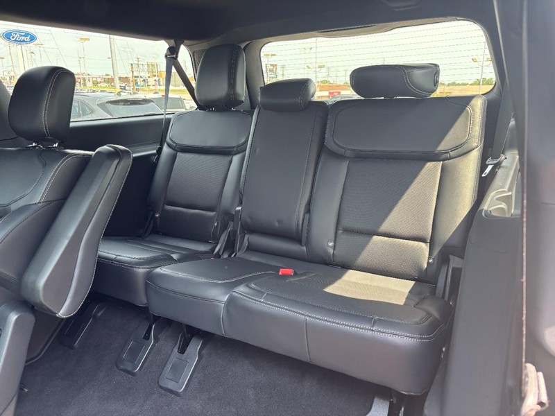 Ford Expedition Max Vehicle Full-screen Gallery Image 13