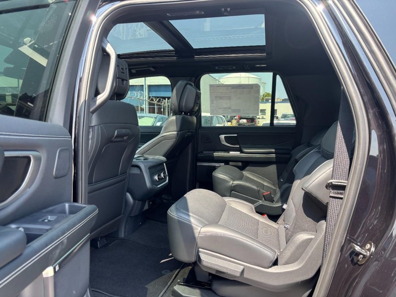 Ford Expedition Max Vehicle Full-screen Gallery Image 14