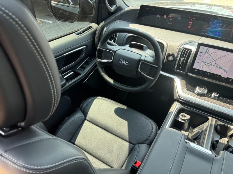 Ford Expedition Max Vehicle Full-screen Gallery Image 15