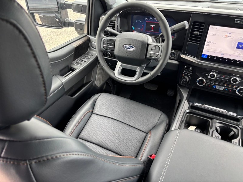 Ford Super Duty F-250 SRW Vehicle Full-screen Gallery Image 14